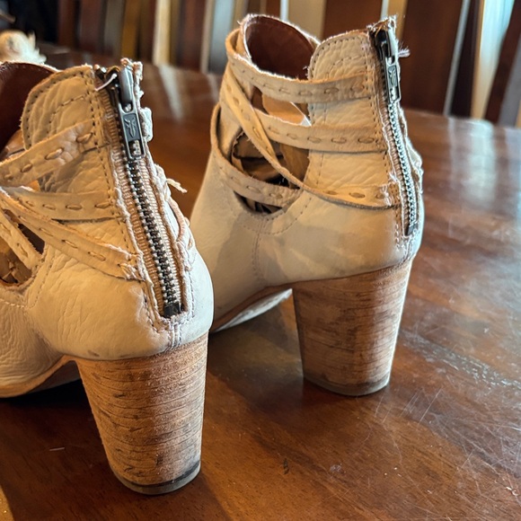 Frye White Leather Naomi Ankle Boots w Heels - Picture 2 of 8